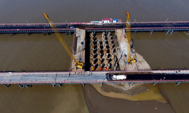 4月17日，施工中的郑济高铁郑州黄河特大桥（无人机航拍）。（新华社记者 朱祥 摄）