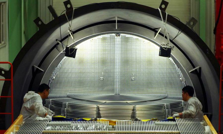 在压水堆核电站中，蒸汽发生器是核岛一回路系统中的一个重要设备，被形象称为“核电之肺”，其结构、设计、制造极其复杂，在制造方面代表着当今热交换器技术的最高水平。