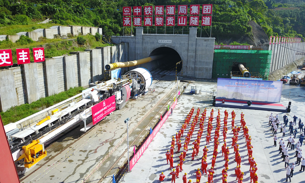 4月21日，“彩云号”TBM（硬岩掘进机）在云南大瑞铁路高黎贡山隧道成功穿越第一个地层交接涌水带，掘进里程突破500米，单日掘进最高达到32.14米，这标志着我国自主研制的最大直径TBM在铁路隧道首次成功应用，意味着高黎贡山隧道这座中国第一铁路长隧正稳步迈向稳产高产阶段。（图片来源：中铁高新工业股份有限公司）