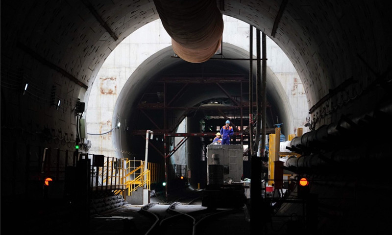 4月25日，中国中铁隧道集团的工人在京沈高铁望京隧道施工。（新华社记者 邢广利 摄）