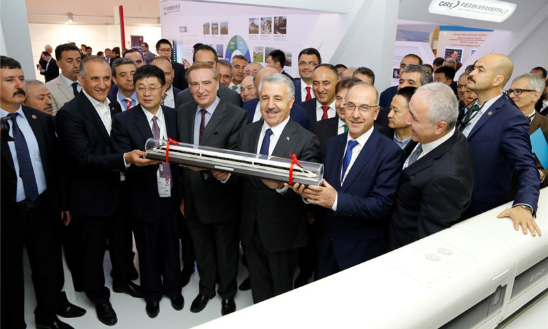 5月8日，在土耳其安卡拉，土耳其交通部长阿斯兰（前排右三）展示中国“复兴号”高铁列车模型。（新华社记者 秦彦洋 摄）