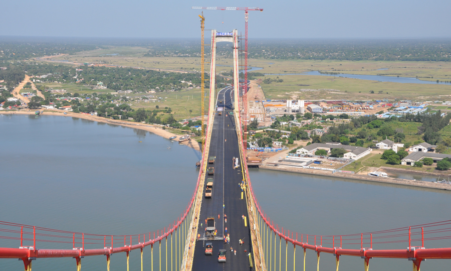马普托大桥是主跨680米的单跨简支钢箱梁悬索桥，通航净高60米，总长度约3公里，是目前非洲第一大悬索桥。