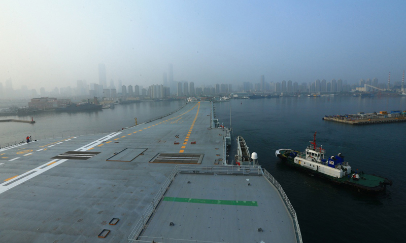 5月13日，我国第二艘航母从大连造船厂码头启航，赴相关海域执行海上试验任务，主要检测验证动力系统等设备的可靠性和稳定性。新华社发（胡锴冰 摄）