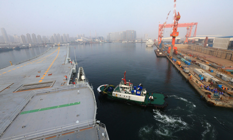 5月13日，我国第二艘航母从大连造船厂码头启航，赴相关海域执行海上试验任务，主要检测验证动力系统等设备的可靠性和稳定性。新华社发（胡锴冰 摄）