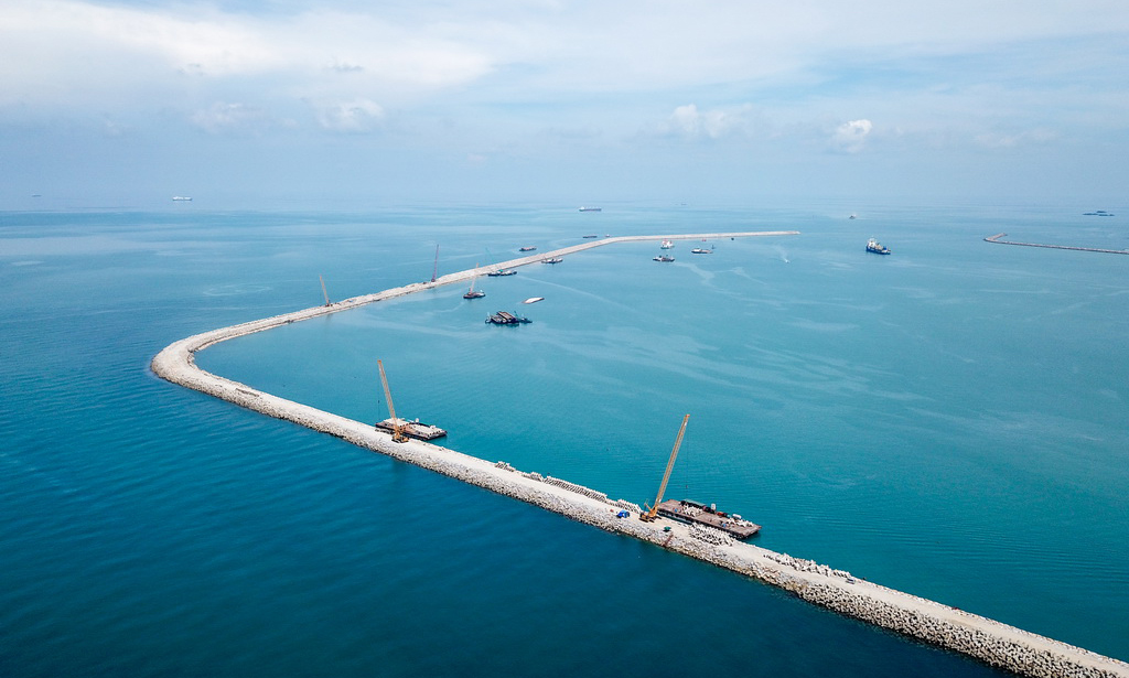 “一带一路”倡议提出五年来，中国企业陆续走向海外，拓展国际市场，主持或承建了一大批基础设施项目。这是2018年4月28日在马来西亚关丹港新深水码头拍摄的防波堤。为支撑配合马中关丹产业园区的发展，为入园项目提供优良的港口物流服务，广西北部湾国际港务集团有限公司入股关丹港后与马方合作伙伴一起加快了对关丹港进行升级改造。新华社发