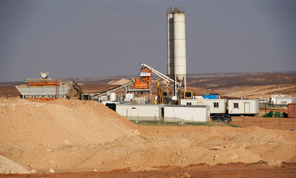 这是2018年2月22日拍摄的距离约旦首都安曼120公里的阿塔拉特油页岩电站项目现场。该项目由中国能源建设集团广东火电工程公司总承包。阿塔拉特油页岩电站预计将于2019年3月前后开始油页岩开采，当年8月完成首批1万吨开采计划。（新华社记者林晓蔚 摄）