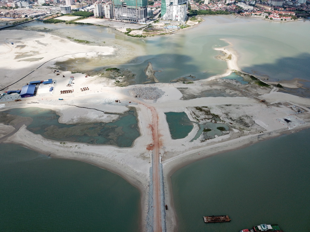 这是2018年2月1日在马来西亚马六甲航拍的马来西亚皇京港填海造地施工现场。按照规划，皇京港是一个集生态旅游、商业贸易、地产开发、深水码头和临海工业园建设为一体的综合性项目，中国电建负责吹砂回填、护岸及防波堤修建等工作。（新华社记者刘彤 摄）