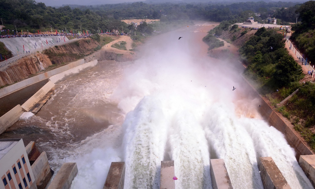 这是2018年1月8日拍摄的位于斯里兰卡中部的莫勒格哈坎达水库。由中国电建承建的莫勒格哈坎达水库项目是斯里兰卡最大规模的水利枢纽工程，于2012年7月开始建设，2017年7月全部完工。这一项目有助于斯里兰卡解决水资源分布不均和洪涝灾害等问题。新华社发（普拉迪普·帕蒂拉纳 摄）