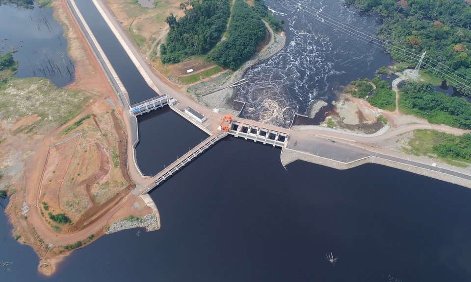 这是2017年12月1日航拍的喀麦隆曼维莱水电站。曼维莱水电站位于喀麦隆南部大区，由中国水利水电建设股份有限公司承建，项目总投资6.37亿美元。水电站实现输电后，将极大缓解喀麦隆电力不足问题。新华社发