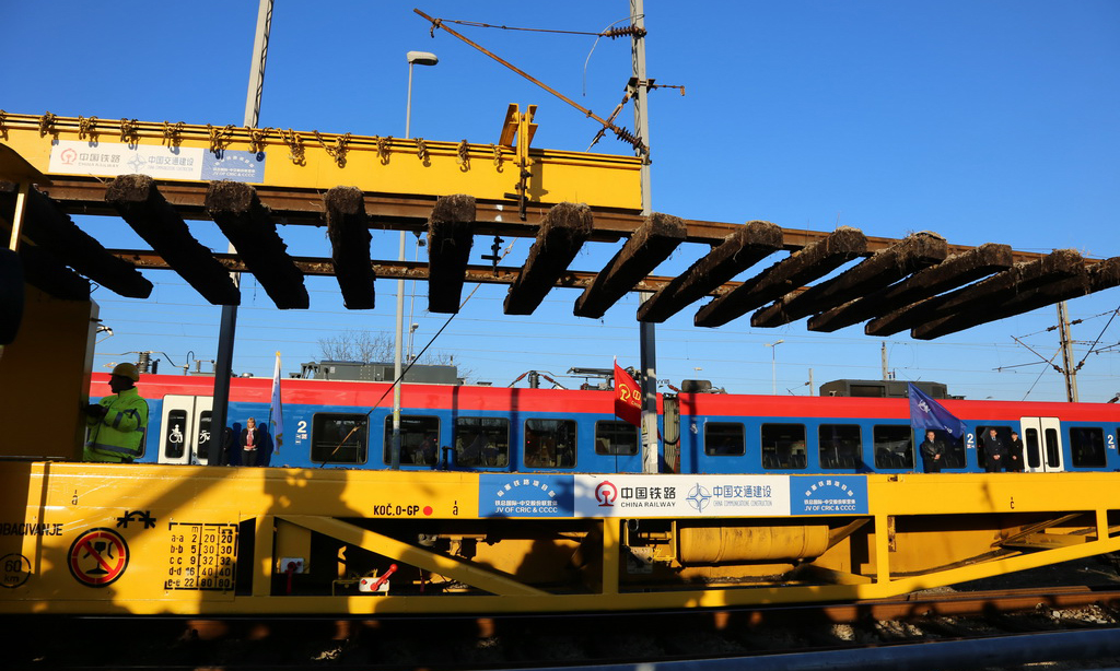 这是2017年11月28日，匈塞铁路塞尔维亚境内贝尔格莱德至旧帕佐瓦段举行开工仪式。匈塞铁路从匈牙利首都布达佩斯至塞尔维亚首都贝尔格莱德，全长350公里。该项目于2015年12月23日启动，由中国铁路总公司牵头组成的中国企业联合体承建。（新华社记者王慧娟 摄）