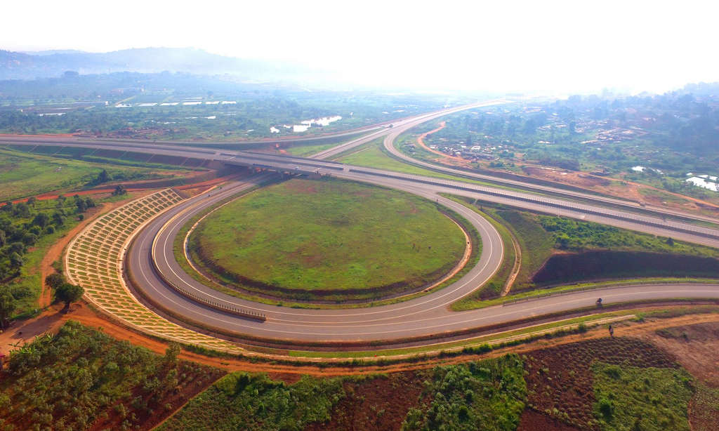 这是2017年9月8日在乌干达航拍的坎帕拉至恩德培国际机场高速公路。即将于2018年5月竣工通车的坎帕拉至恩德培高速公路，由中国交建负责设计施工，是乌干达第一条收费高速公路、第一条设计建设均采用中国规范和标准的高速公路。新华社发（林志坤 摄）