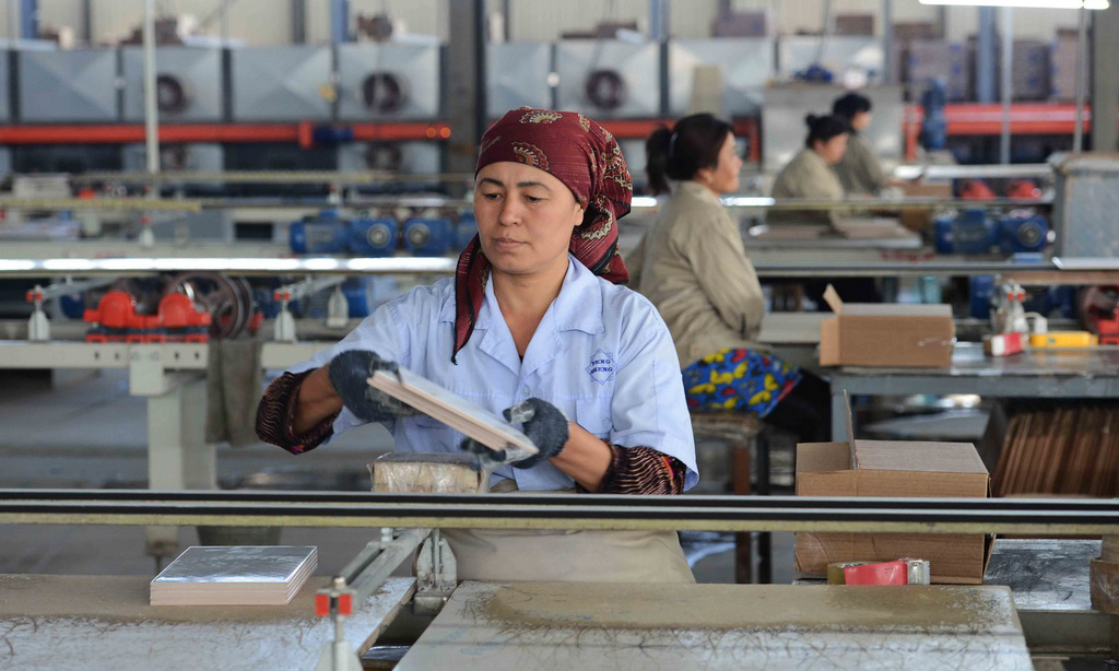这是2017年5月1日，在位于乌兹别克斯坦锡尔河州的鹏盛工业园区，工人在瓷砖生产车间工作。乌兹别克斯坦鹏盛工业园区位于乌兹别克斯坦锡尔河州，是中国民营企业直接在乌投资建立的首个中乌合资工业园区。（新华社记者沙达提 摄）