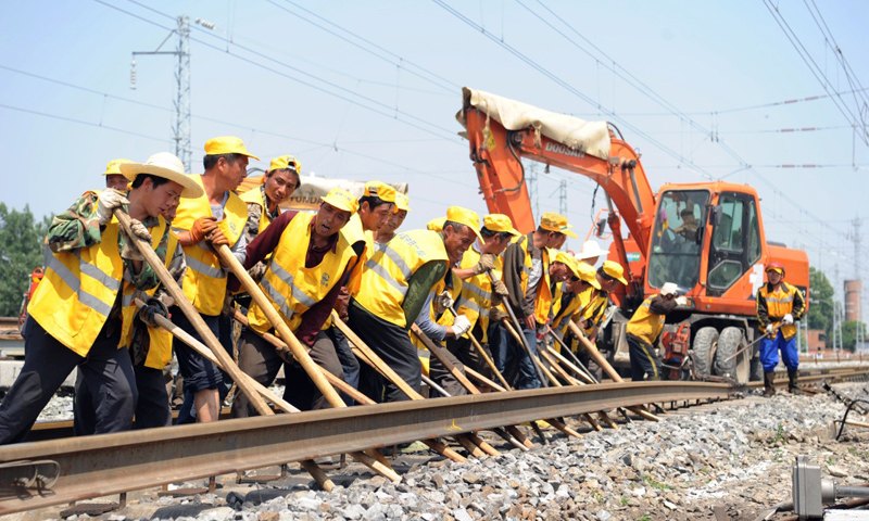 5月16日，工作人员在阳安二线褒河站轨道上施工。新华社发（张博文 摄）