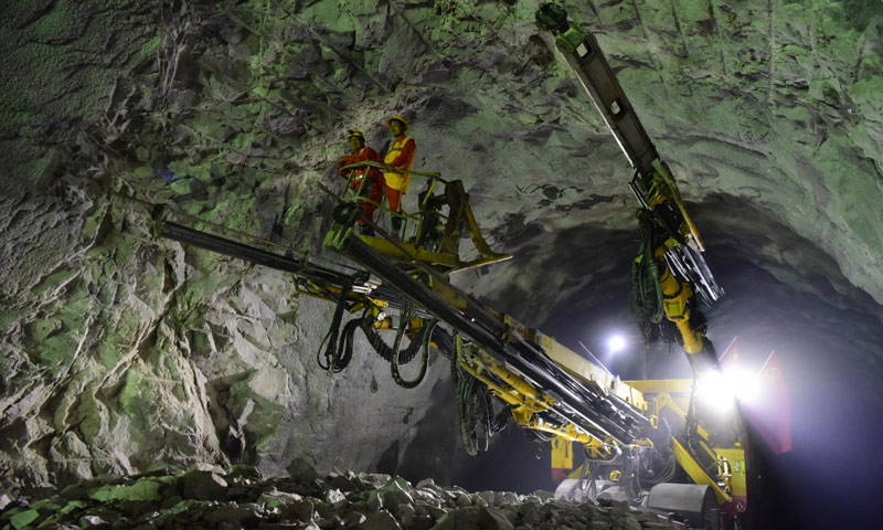 5月27日，工程建设者在大中山隧道进行贯通施工。（新华社记者 朱祥 摄）
