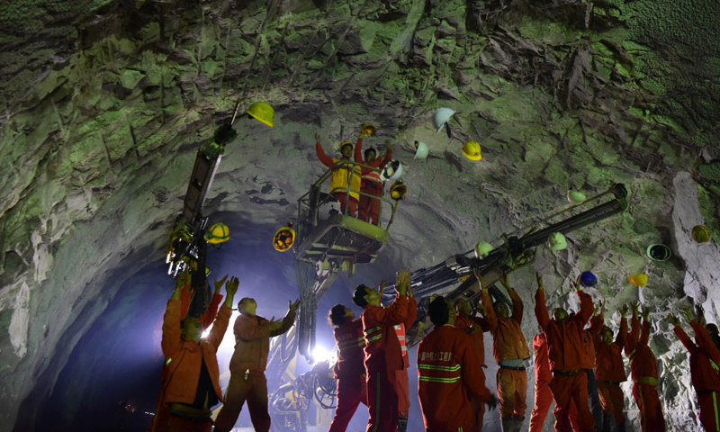 5月27日，工程建设者在大中山隧道施工现场庆祝隧道贯通。（新华社记者 朱祥 摄）