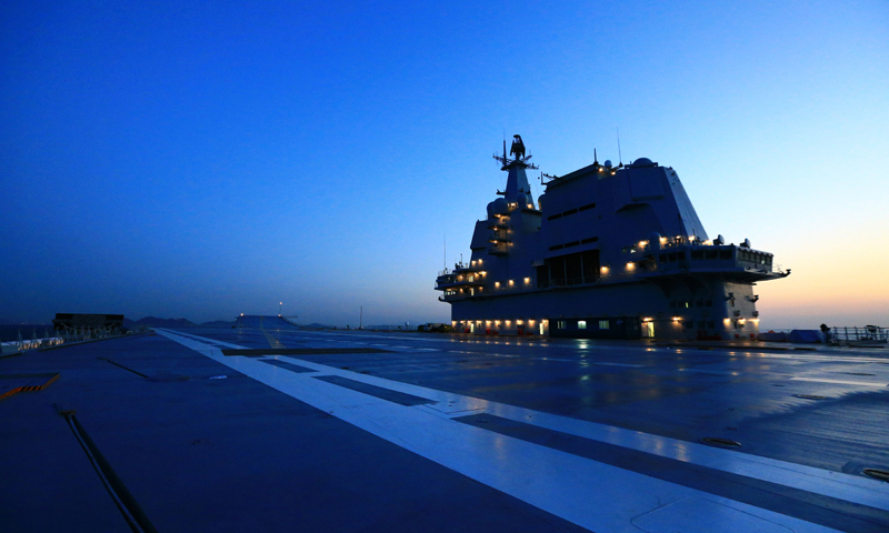 我国第二艘航母完成首次海上试验任务，返抵大连造船厂码头（2018年5月18日摄）。新华社发