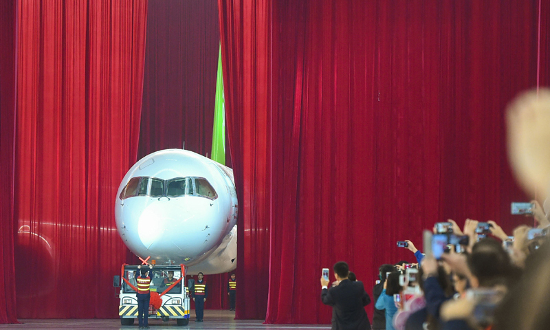 我国自主研制的C919大型客机首架机，在中国商飞公司总装制造中心浦东基地厂房内正式下线（2015年11月2日摄）。新华社发（裴鑫 摄）