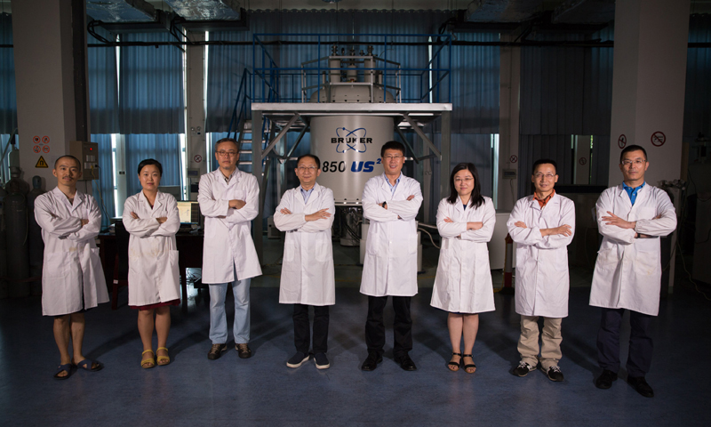 王文超、张欣、张钠、王俊峰、刘青松、刘静、林文楚、任涛（从左至右）在中科院合肥物质科学研究院强磁场科学中心（2017年8月17日摄）。哈佛“八博士”共聚合肥科学岛建起世界上最先进的强磁场实验装置的故事，是近年来“归国圈里”的美谈。（新华社记者 郭晨 摄）