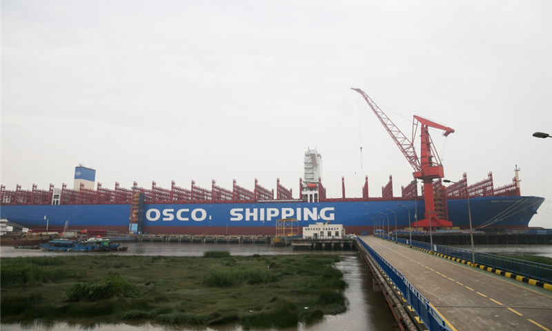 5月30日，“中远海运室女座”号超大型集装箱船停靠在上海外高桥造船有限公司码头。（新华社记者 丁汀 摄）