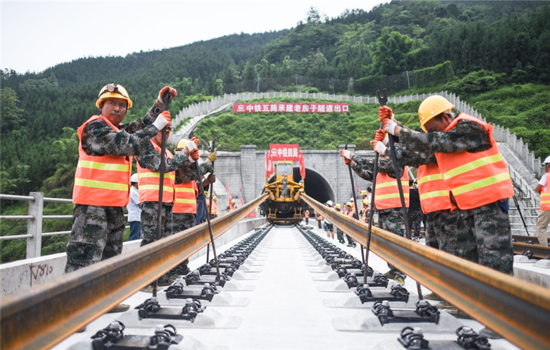 5月30日，成（都）贵（阳）铁路四川段正线最后一对钢轨在四川省宜宾市兴文县境内顺利落下，标志着成贵铁路四川段正线铺轨任务圆满完成。（新华社记者 薛玉斌 摄）