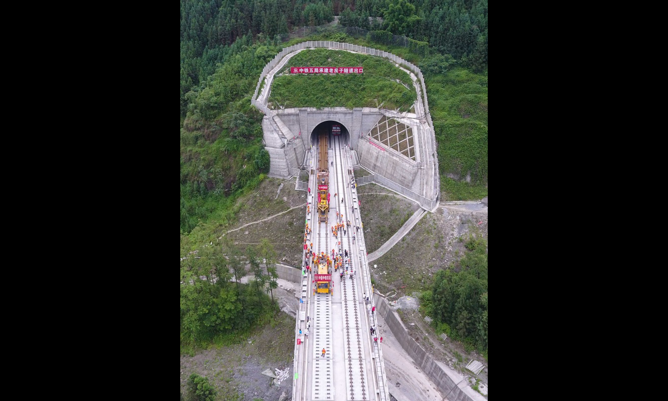 5月30日，中铁四局的建设者在四川省宜宾市兴文县境内进行铺轨作业。（新华社记者 薛玉斌 摄）