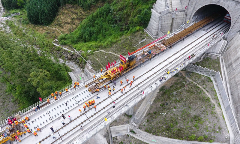 5月30日，中铁四局的建设者在四川省宜宾市兴文县境内进行铺轨作业。（新华社记者 薛玉斌 摄）