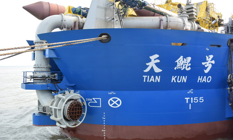 6月7日，“天鲲号”停泊在江苏启东的船厂码头。（新华社记者 毛振华 摄）