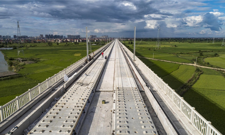 图为已经完成无砟轨道板铺设的昌赣高铁孙渡特大桥。（新华社记者 杜华举 摄）