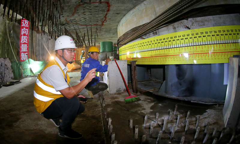 此次桥梁采用大角度转体，可有效降低桥梁施工对周边建筑物的干扰，大幅减少拆迁面积。据测算，该施工方案节省投资近1000万元。整个桥梁转体结构由下转盘、球铰、上转盘、牵引系统、限位挡块系统等组成，转体过程中，中铁二十五局施工人员通过计算机控制精度，严格控制点位，最终达到转体高精度就位。图为技术人员监控转体速率。（邓联旭 摄）