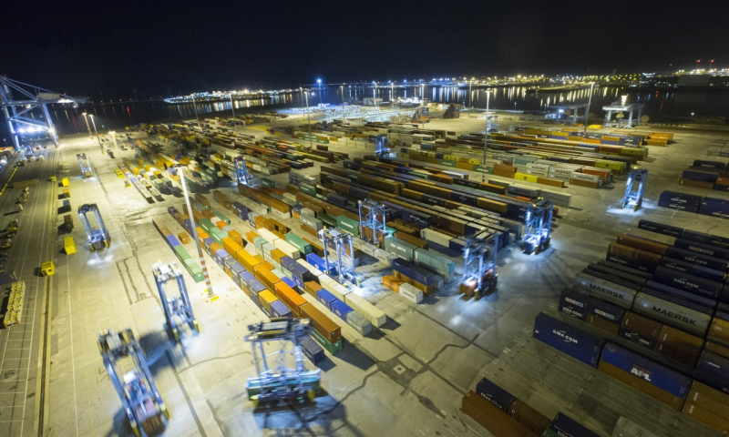 图为10月15日晚在比利时泽布吕赫港拍摄的正在进行装卸作业的集装箱码头。（新华社记者 叶平凡 摄）