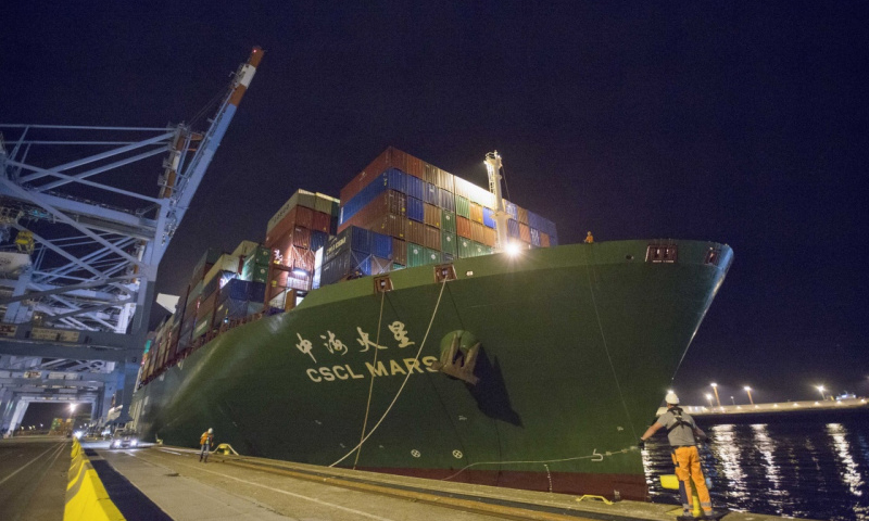 图为10月15日晚，中远海运旗下的“中海火星”号集装箱轮停靠在比利时泽布吕赫港集装箱码头。（新华社记者 叶平凡 摄）