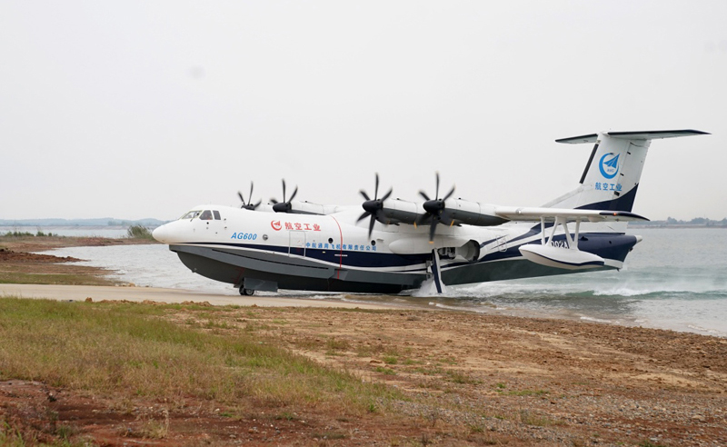 10月20日，中国自主研制的大型水陆两栖飞机——“鲲龙”AG600在湖北荆门漳河机场成功实现水上首飞。至此，中国大飞机终于迈出“上天入海”完整步伐，建设航空强国轮廓愈发明晰。图为“鲲龙”AG600在水面降落后驶向陆地。（新华社记者 程敏 摄）