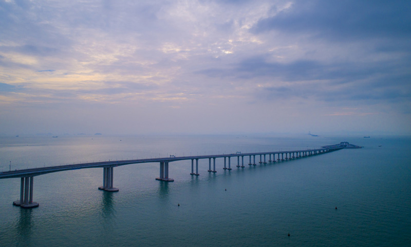 图为10月13日无人机拍摄的港珠澳大桥香港段。（新华社记者 吕小炜 摄）
