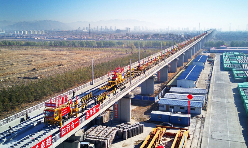 11月1日，由中铁三局承建的京张高铁全线铺轨工程正式开始。图为中铁三局的工人在京张高铁河北怀来段铺轨现场工作。（新华社记者 杨世尧 摄）
