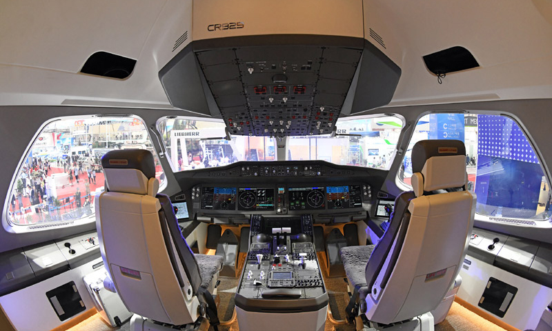 图为11月7日，现场展出的CR929远程宽体客机1:1样机驾驶舱内部。（新华社记者 梁旭 摄）