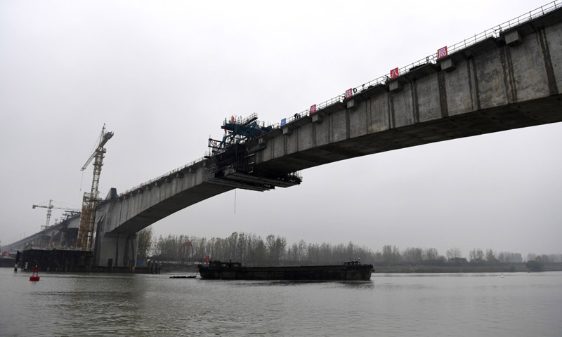 图为合龙后的商合杭铁路跨淮河特大桥。（新华社记者 刘军喜 摄）