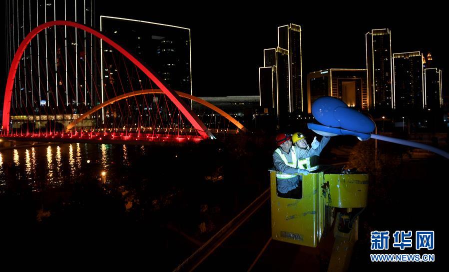 　10月30日，工人在天津海河边抢修路灯，排除故障。近年来，国网天津电力全力打造智慧电网，至2018年在市区实现了配电自动化全覆盖。（新华社记者王毓国 摄）