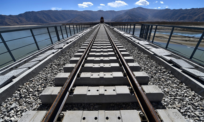图为11月26日拍摄的川藏铁路拉林段贡嘎雅鲁藏布江特大桥施工现场。（新华社记者 觉果 摄）