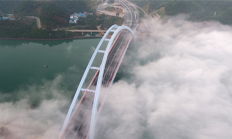 图为11月27日拍摄的广西柳州官塘大桥。新华社发（黎寒池 摄）