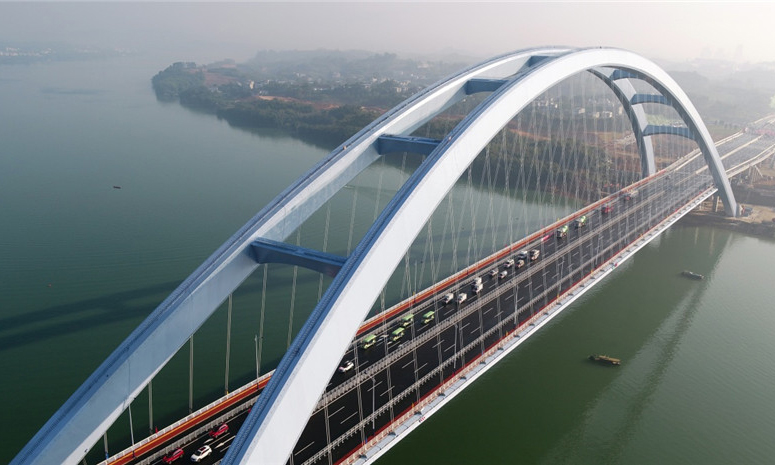 图为11月27日，参加通车仪式的车辆通过广西柳州官塘大桥。新华社发（黎寒池 摄）