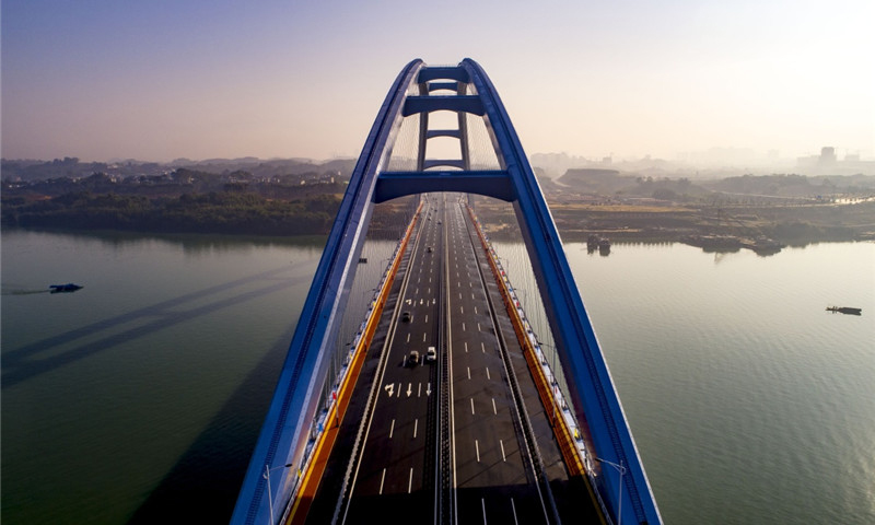 图为11月27日，车辆行驶在广西柳州官塘大桥。新华社发（李斌 摄）