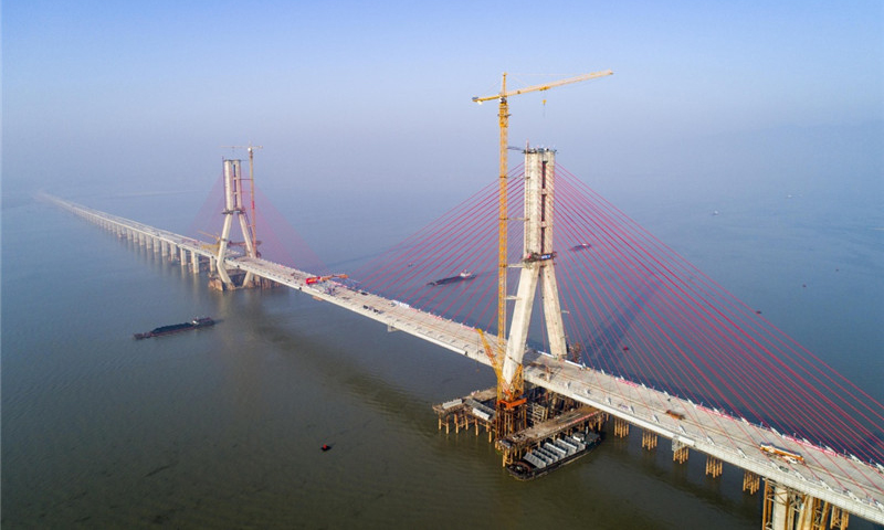 11月28日，连接江西庐山市与都昌县的鄱阳湖二桥主体工程顺利合龙，这标志着大桥主体工程建设正式进入收官阶段。新华社发（傅建斌 摄）