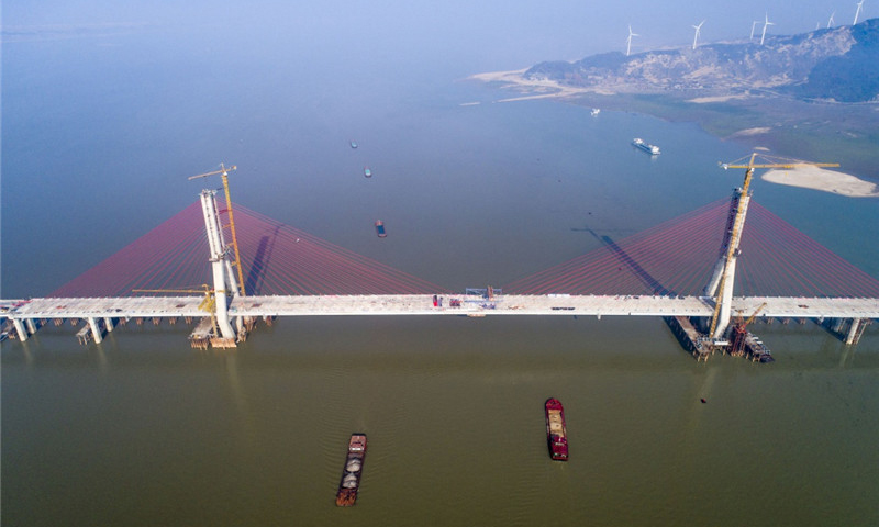 图为11月28日拍摄的顺利合龙的鄱阳湖二桥。新华社发（傅建斌 摄）