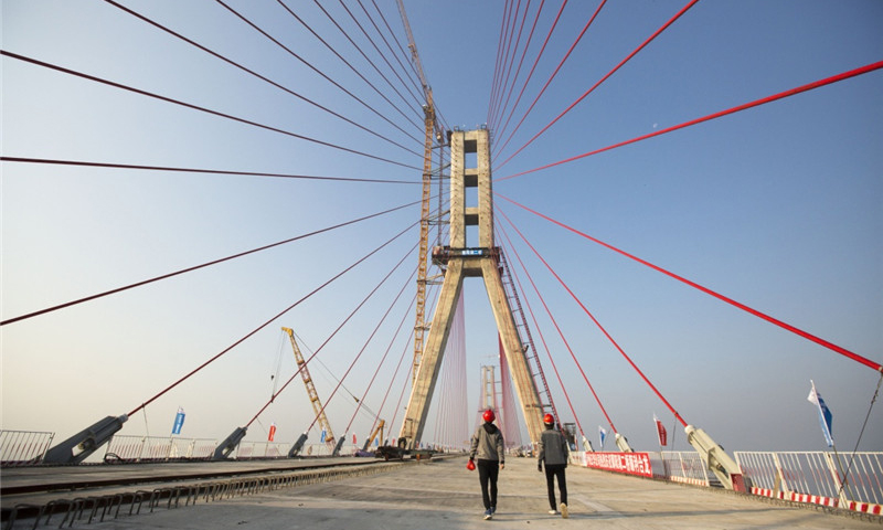 图为11月28日拍摄的顺利合龙的鄱阳湖二桥。新华社发（傅建斌 摄）
