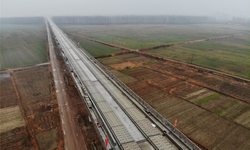 图为12月2日拍摄的鲁南高铁山东临沂段。（新华社记者 邢广利 摄）