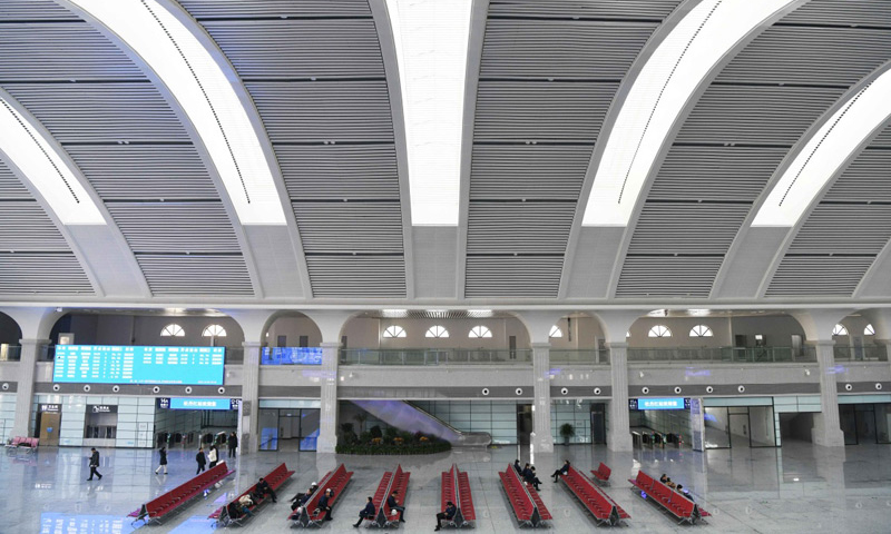 图为12月6日拍摄的牡丹江新站候车大厅一角。（新华社记者 王建威 摄）
