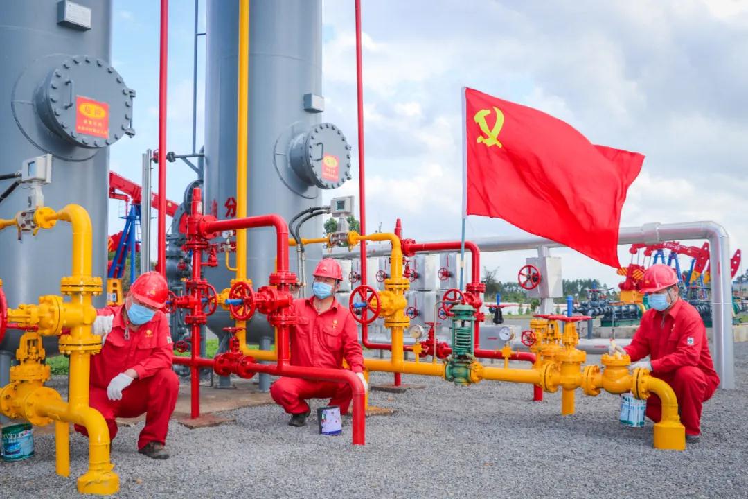 中国石油:石油工人心向党.