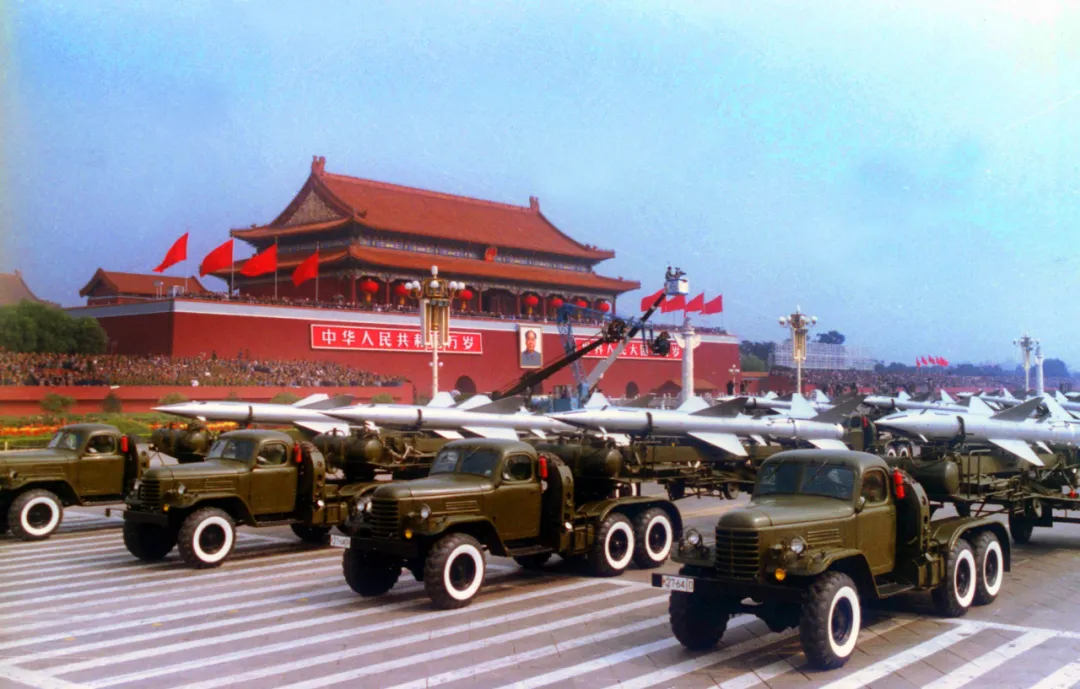 2021年国庆阅兵图片,2021年阅兵图片 1984年,061基地研制生产的多个型号参加国庆35周年大阅兵,为国防现代