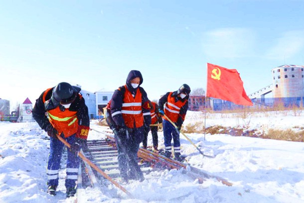 图为雁宝能源党员突击队清扫铁路上的积雪保障外运安全.jpg