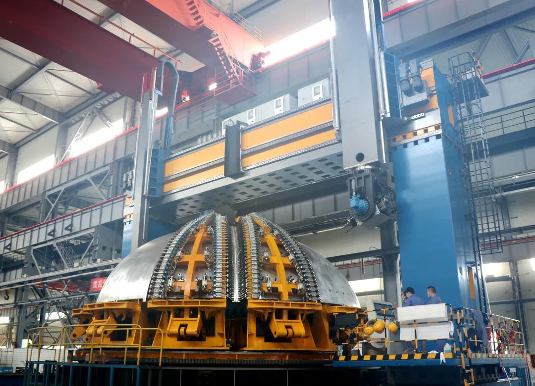 武重集团研制智能化焊接装备正在加工直径9.5米箱体圆环.jpg